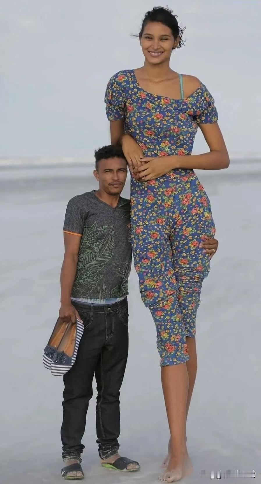 世界上最高女人和她丈夫的照片，大家猜一猜，这个女人的身高是多少？