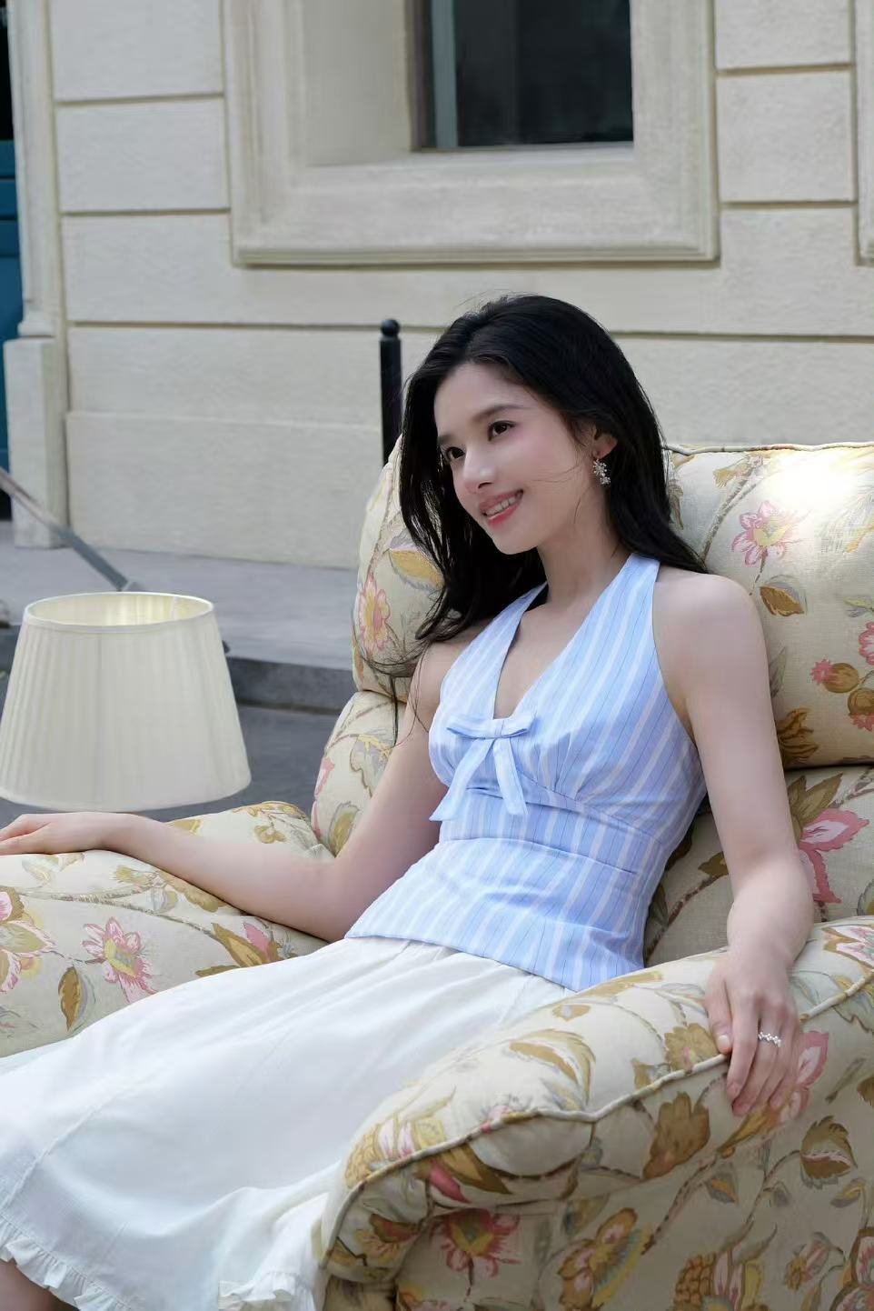 张婧仪蝴蝶结挂脖张婧仪蓝白竖纹挂脖挂脖好漂亮啊我们婧仪
