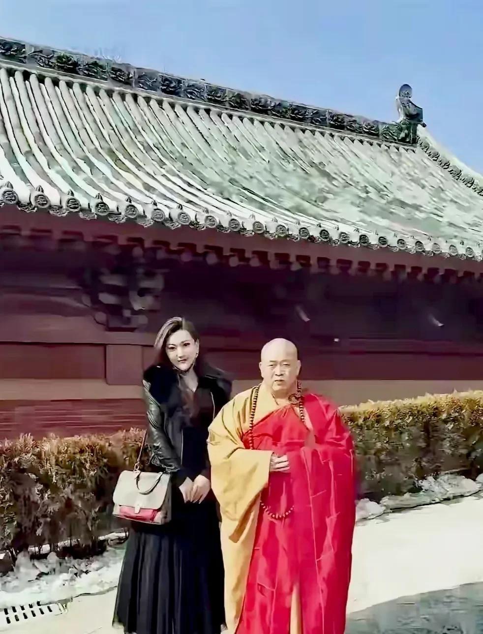 我对一位和尚兴趣不大。我对美女兴趣也不是非常大。不过对和尚与美女一起合照的兴