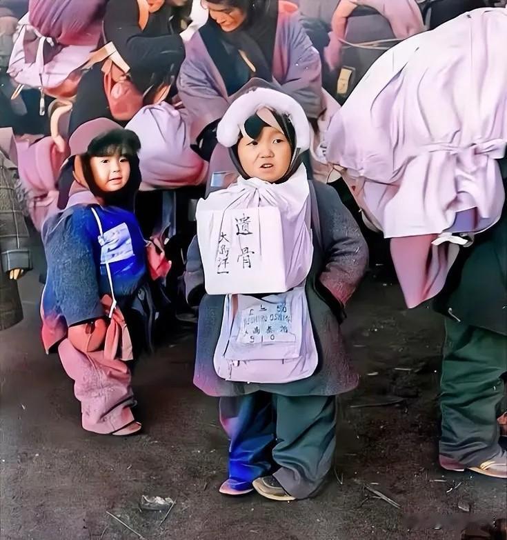这是日本鬼子战败投降之后，一群日本鬼子的妇女儿童在被遣返回国前在东北拍下的这张照