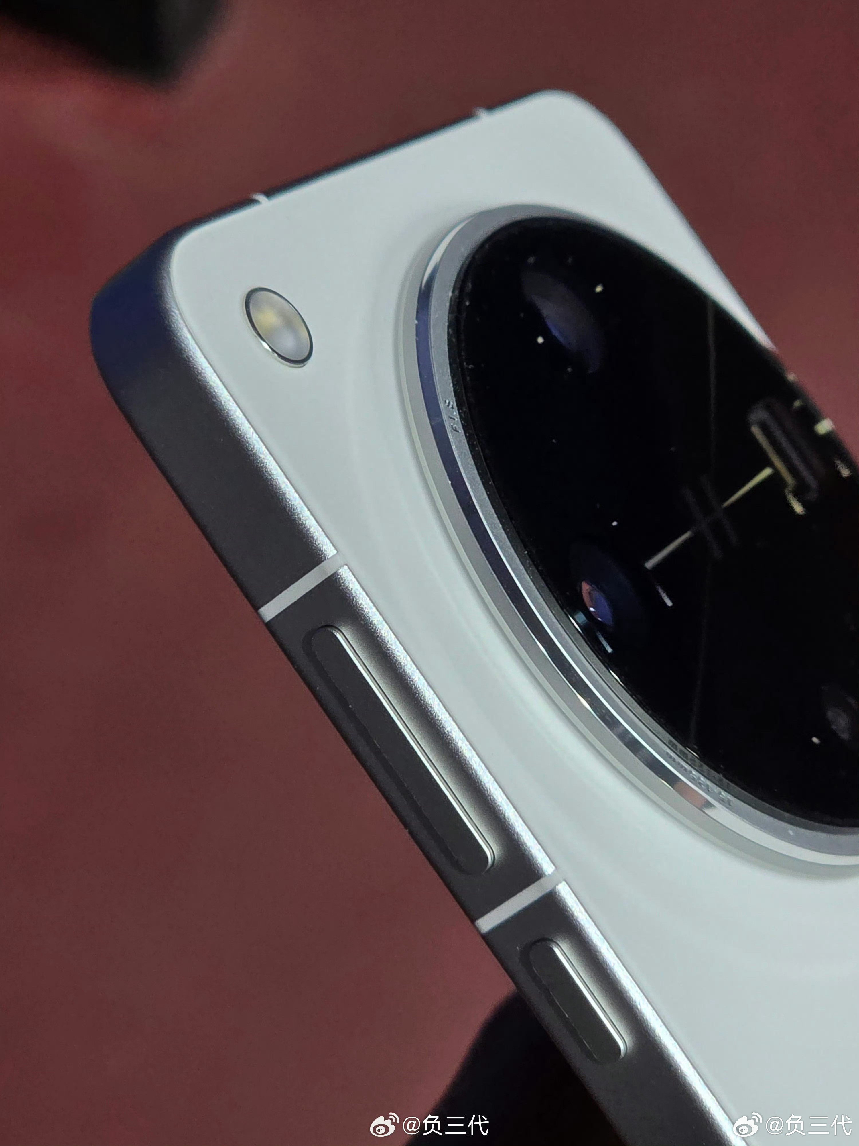 黑厂上一代FindX8Ultra在许多超大杯里显得格格不入，因为它镜头凸起只