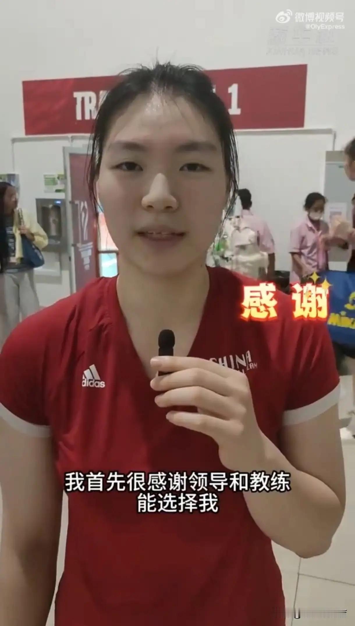 张籽萱这个小朋友：我观察情商是真的高👍！大家发觉吗？每次采访的时候，张籽萱