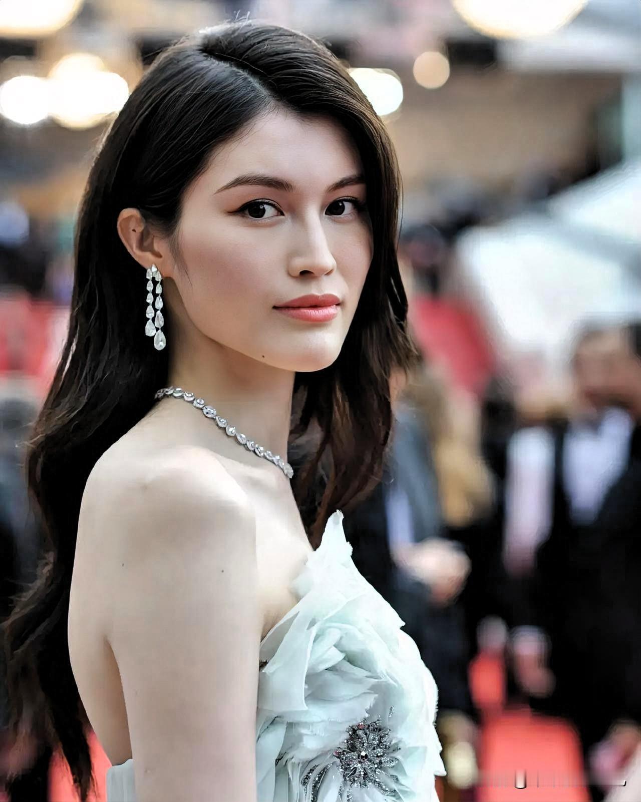 何穗给娱乐圈的所有女孩都上了一课！何穗在娱乐圈的沉稳告诉我们，做任何事都不能