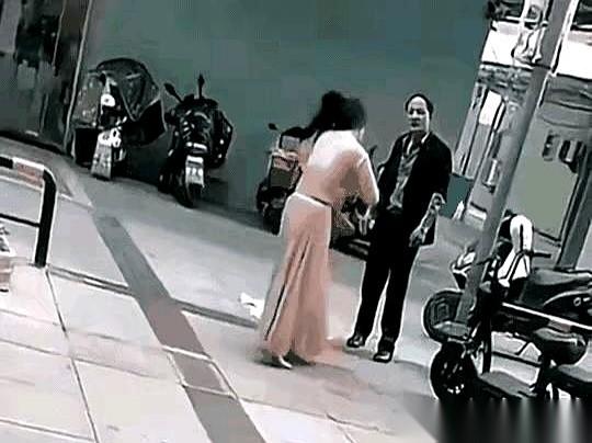 就刚才，商场门口。一个女的，把自己内衣扯下来，直接甩在了一个男的脸上。我当时