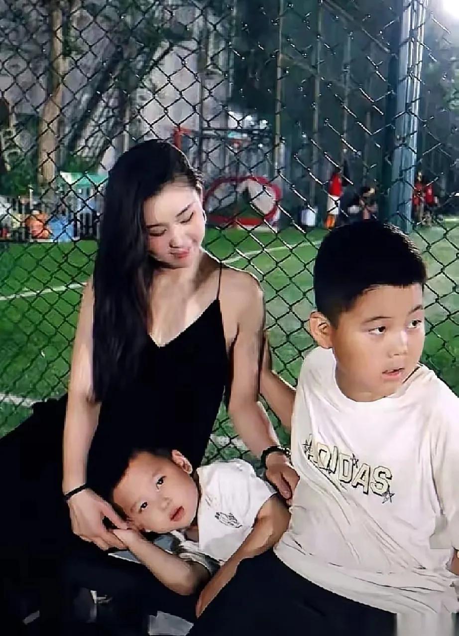 家人们谁懂啊！李小萌为孩子那是出了不少力，可在基因这事儿上，感觉完全没“话语权”