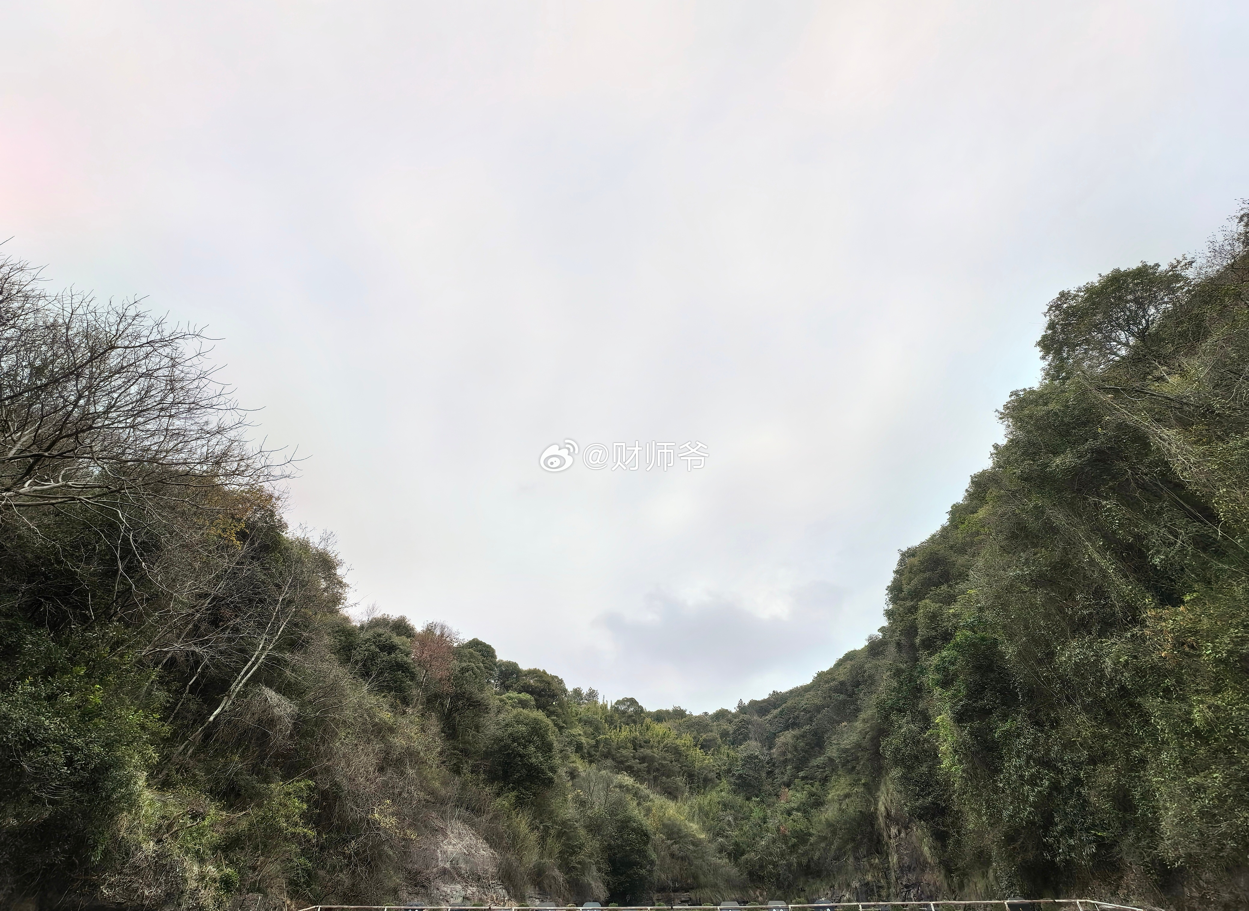 会稽山墓园，标准的“太师椅”造型。只是这把“太师椅”，是“共享型”的。绍兴·炉