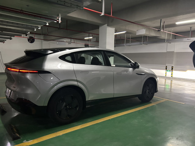 25款小鹏G6提车啦第一眼被简约的内饰颜值吸引，外观颜色也非常高级。自动泊车功