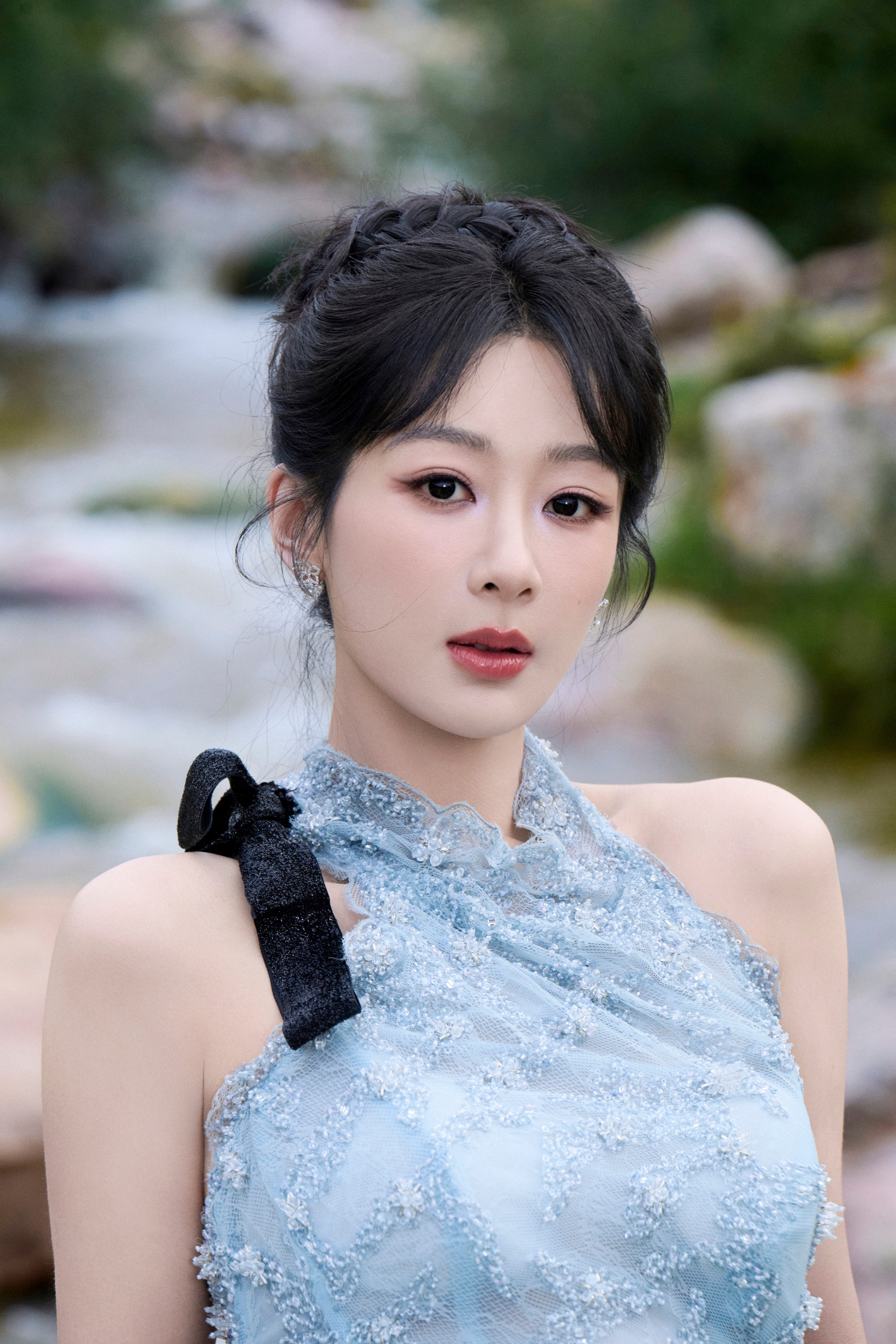 杨紫溪水潺潺，青石为伴，浅蓝礼裙衬得她似林间精灵，在自然里绽放柔美光彩。杨紫直