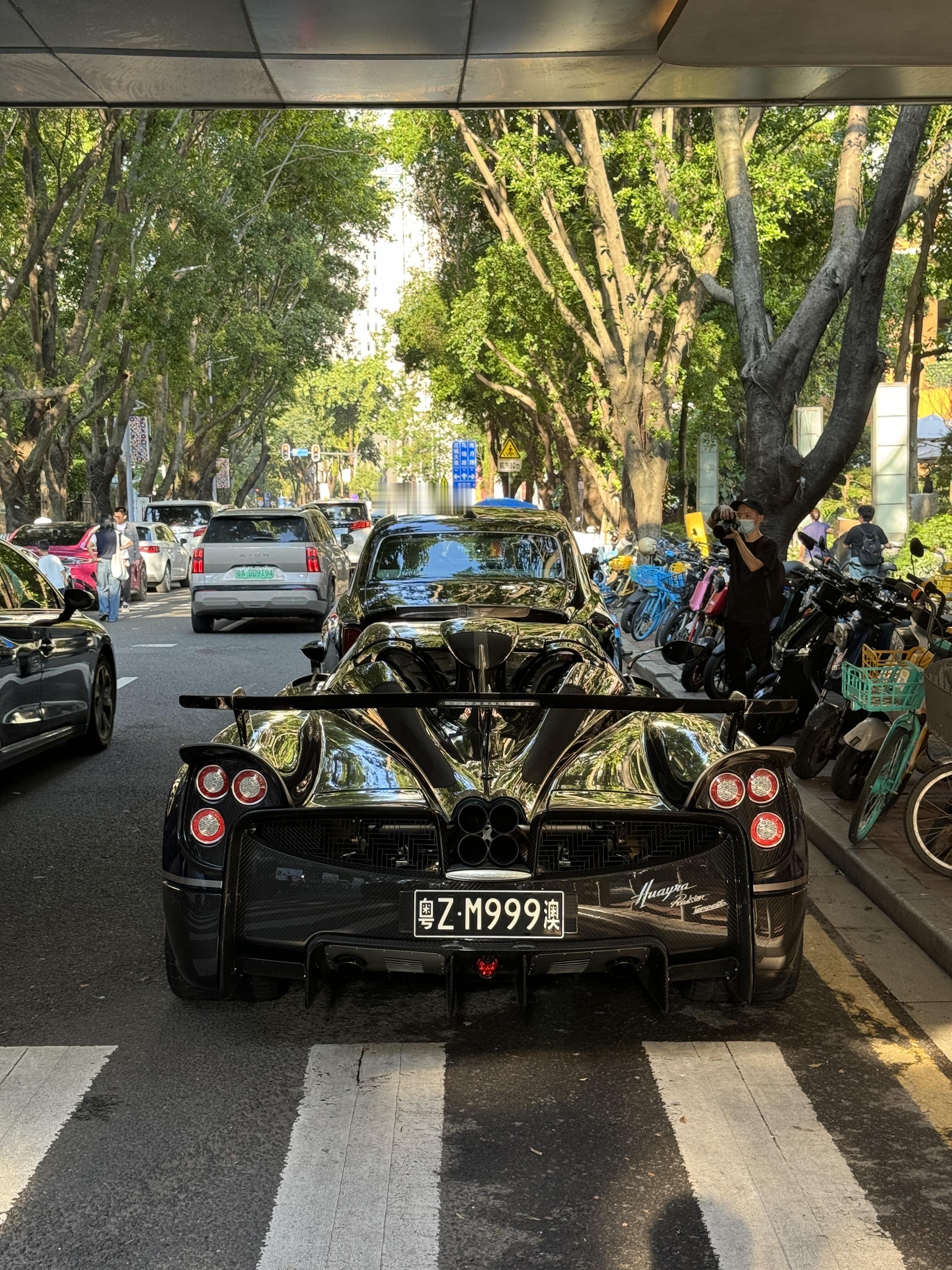 帕加尼就这么水灵灵地停在路边【来自懂车帝车友圈】