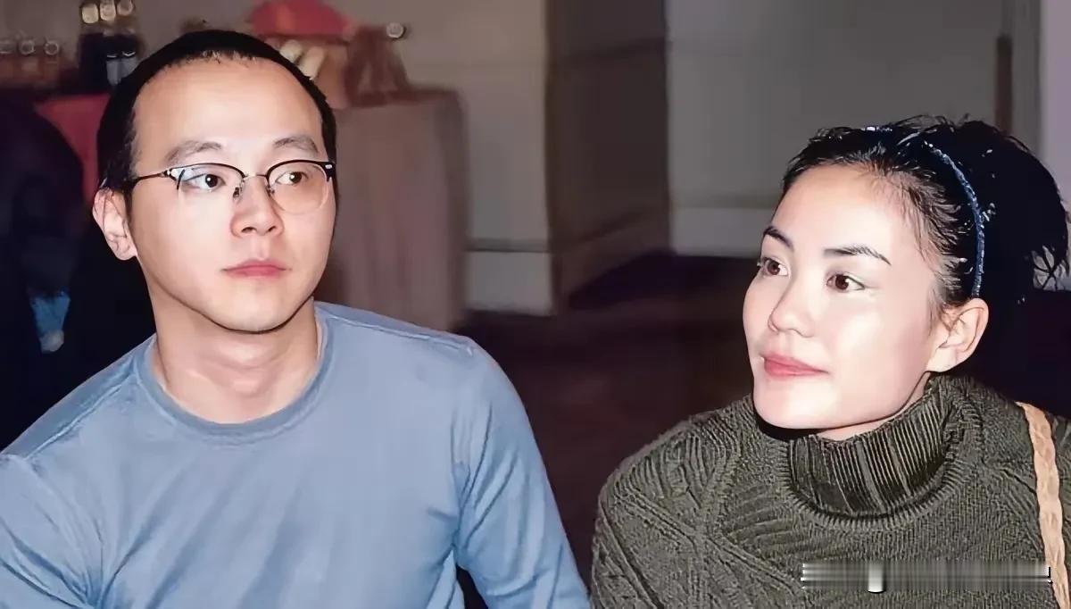 窦唯这辈子最后悔的，大概是娶了王菲，王菲适合谈轰轰烈烈的恋爱，却不像张柏芝，
