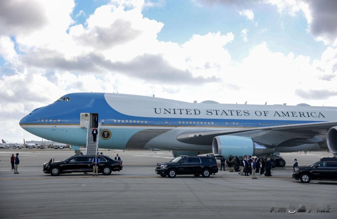 真是小刀拉屁股开眼了，美国总统DonaldTrump的座驾“空军一号”油箱加