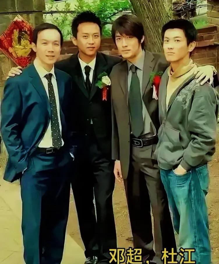 这张照片里邓超和杜江中间那个是胡歌吗？旁边那个又是谁？