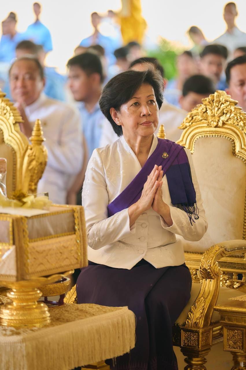柬埔寨王室🇰🇭诺罗敦·阿伦拉斯美公主为西哈莫尼国王生日主持宗教功德和祝福活