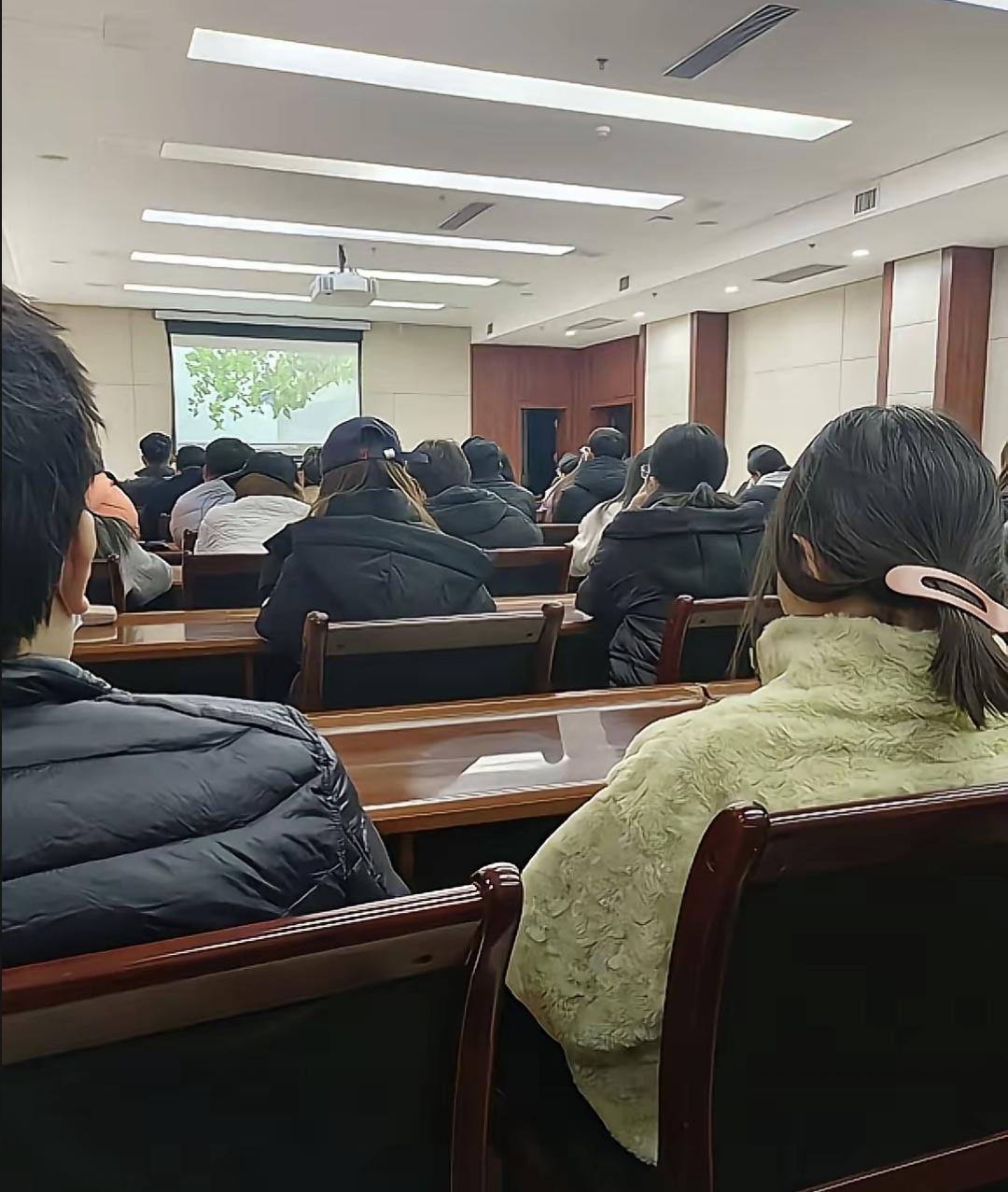 周二下午，我们车间突然开全员会。领导讲了一个小时，就为说以后看病请假必须安排周末