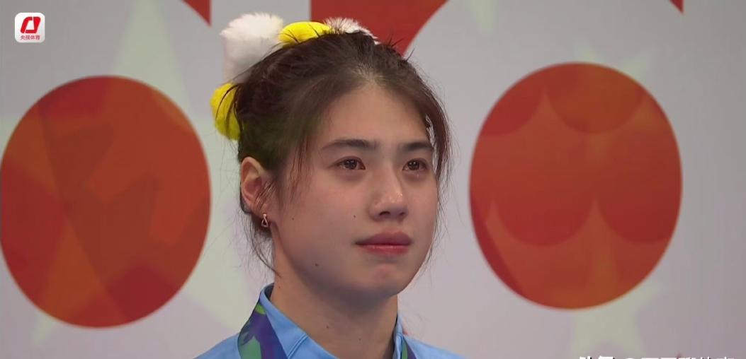 张雨霏哭得梨花带雨，女子50米蝶泳颁奖典礼上，张雨霏戴着金牌，哭成了泪人，获得铜