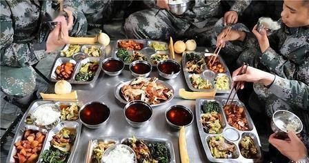 部队伙食费明明那么少，可为啥能吃的那么丰盛？说白了，部队食堂就是纯吃饭的，想发财