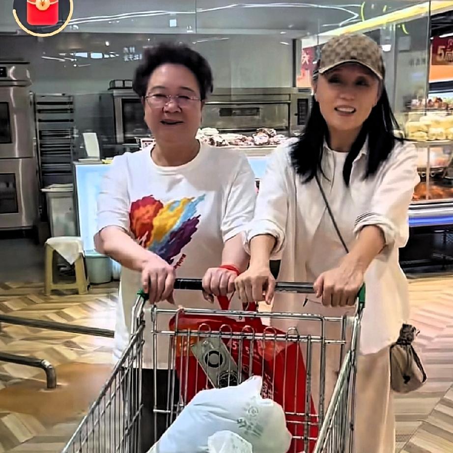 过年了，吴琼陪婆婆一同去超市买菜。当年的七仙女已经两鬃斑白了，比她大几岁的婆婆却