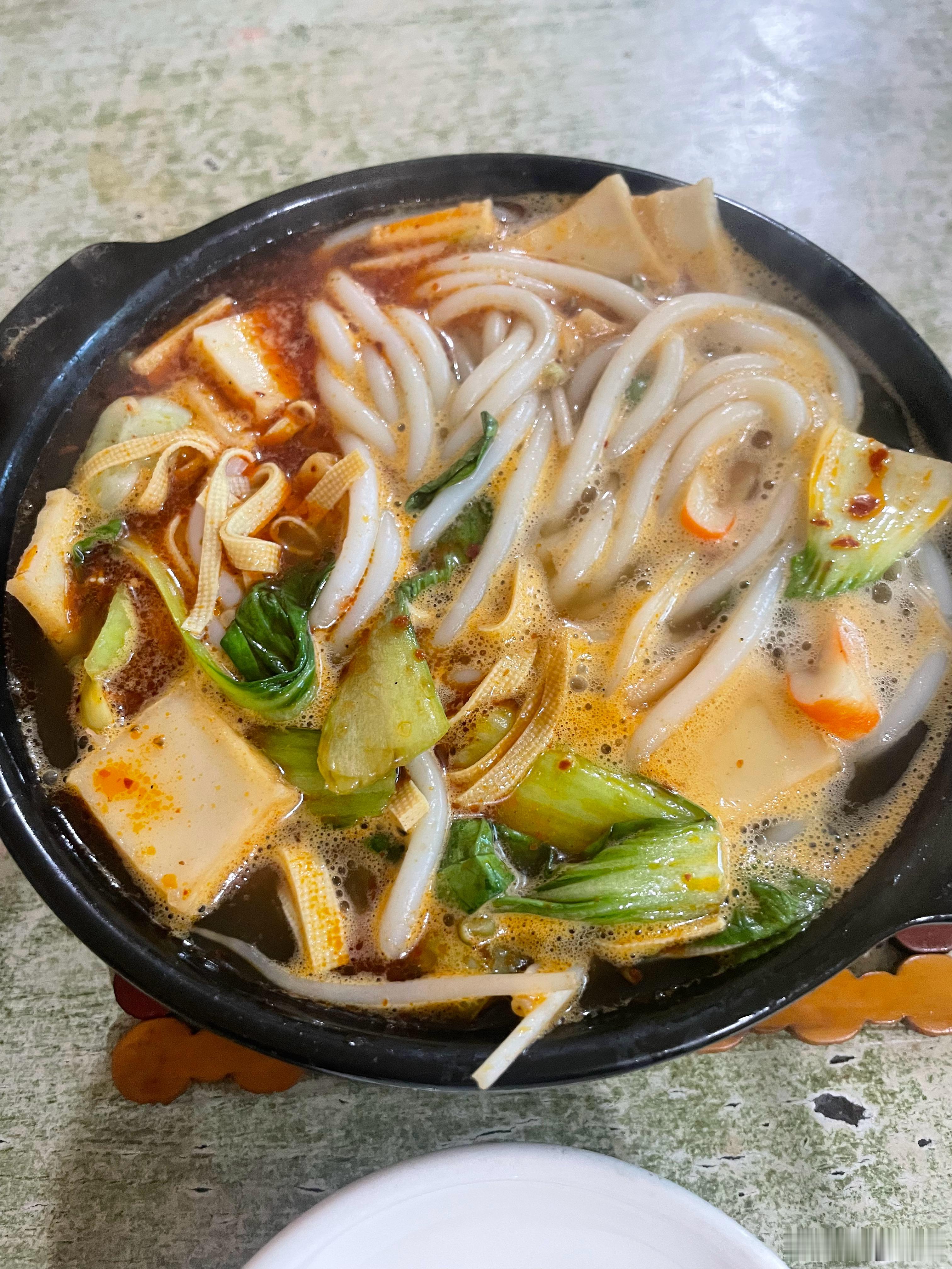 今天下雨还挺冷，把放起来的小棉袄都拿出来了，吃点热乎的暖暖，朋友们注意身体别感冒