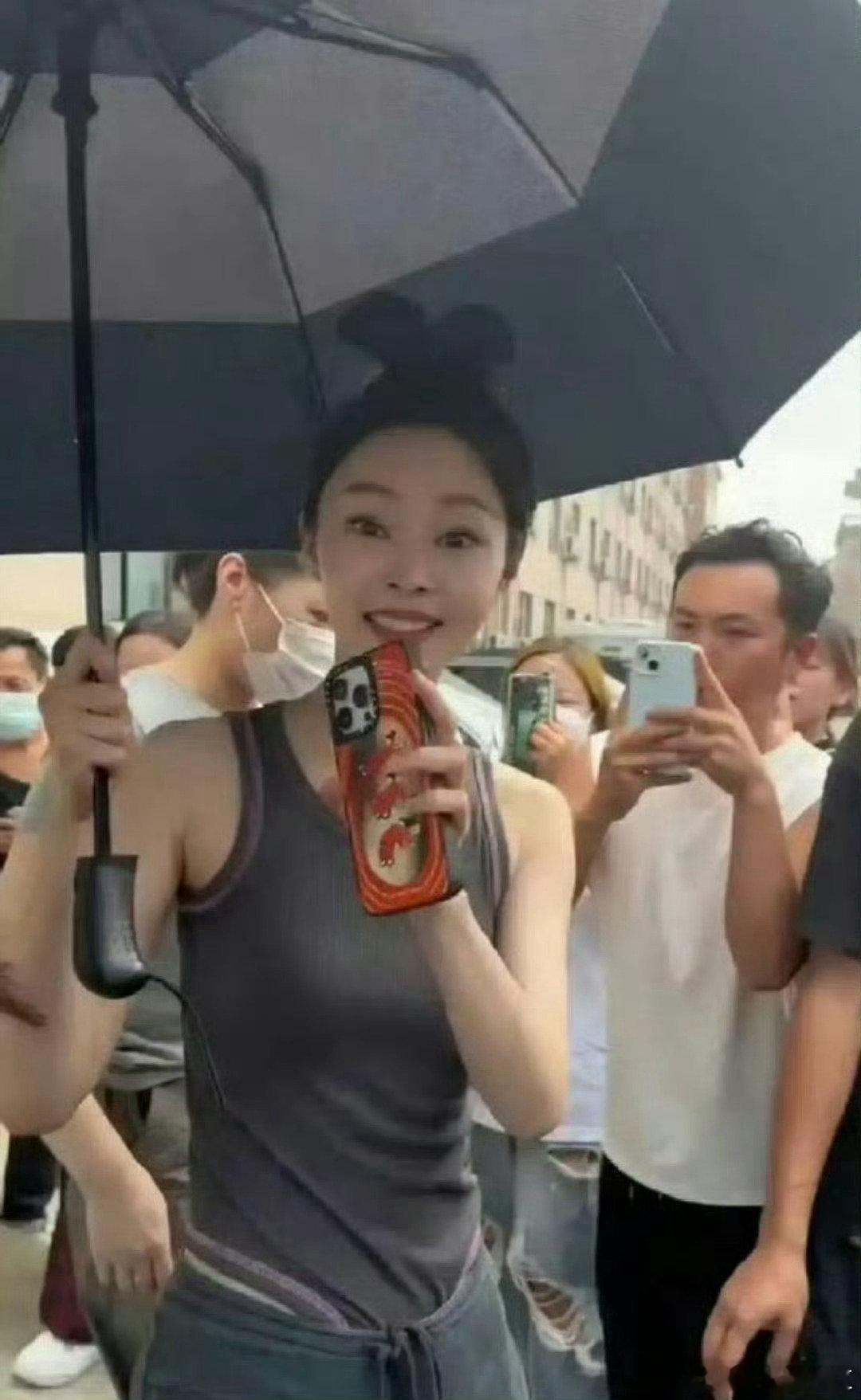 好奇出这种衣服怎么上厕所？