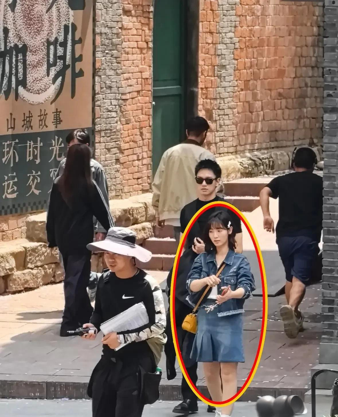 不怪没被粉丝认出来跑去合照确实跟普通人差不多啊