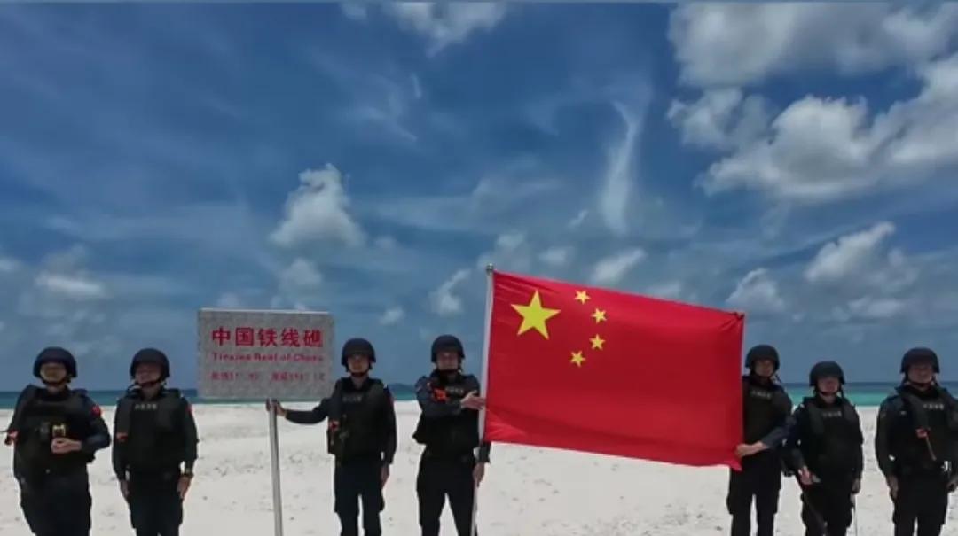 5.1中国海警登上南海铁线礁并展示五星红旗。