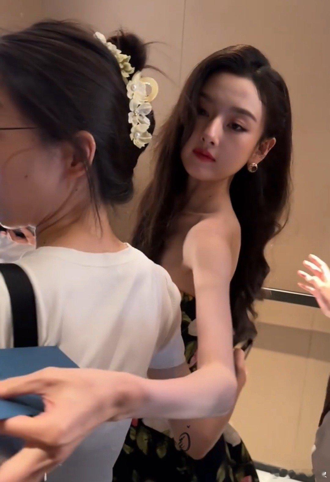 近距离感受一下宋祖儿到底能有多瘦，感觉她的胳膊只剩骨头了​​​