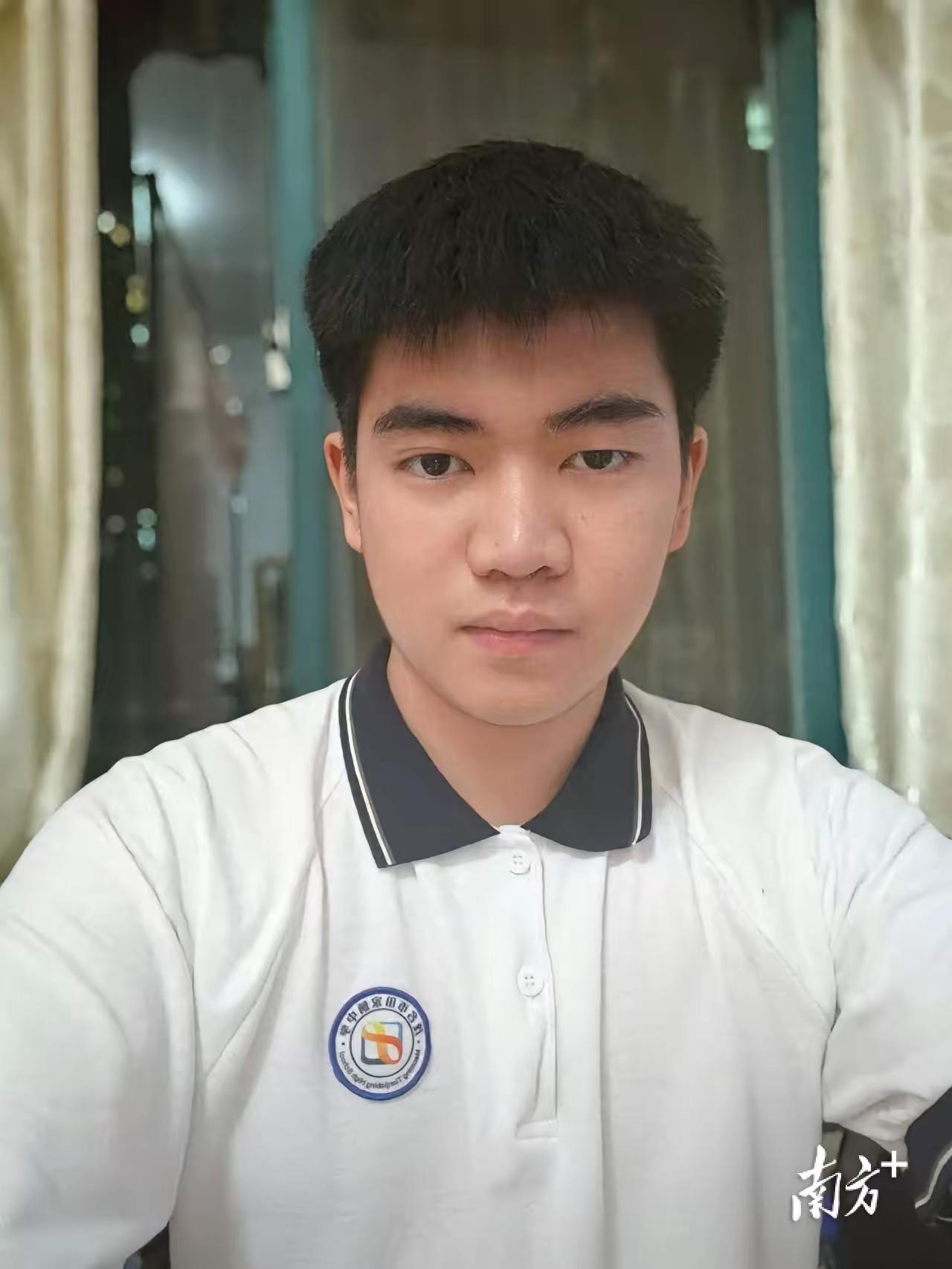 “读书就要报国！”广东茂名，一位男生查分后发现自己考了高分，而在班主任眼中，这是