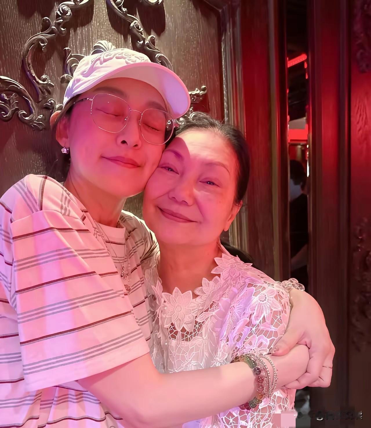 大S走了大半年老S黄春梅再现身说实话她苍老了好多说不难过肯定是假的看