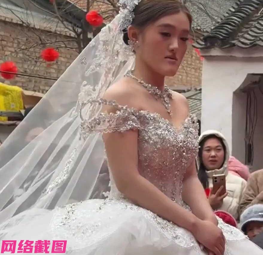 河南有新人结婚不过没有考虑周到，全程在户外进行，只是这天气寒冷让新娘冻的有点遭罪