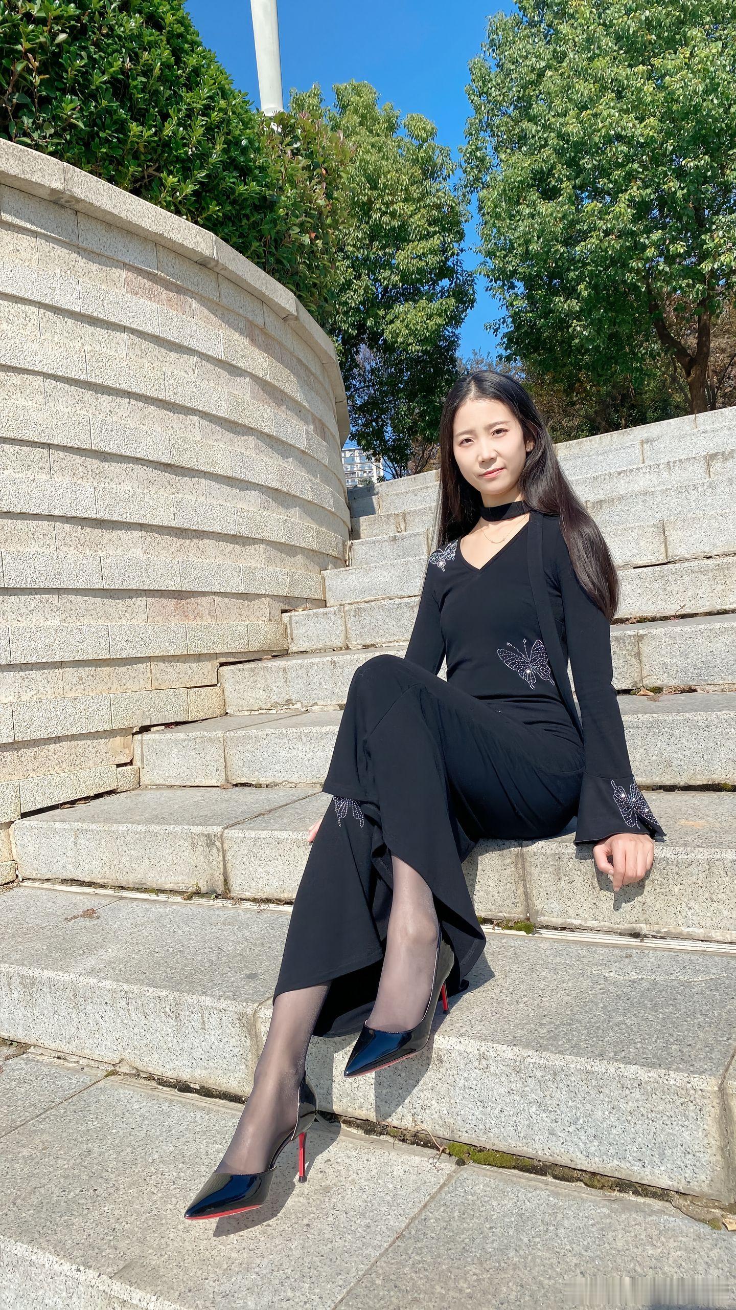 轻熟女神范儿黑色连衣裙美女绘梦长廊