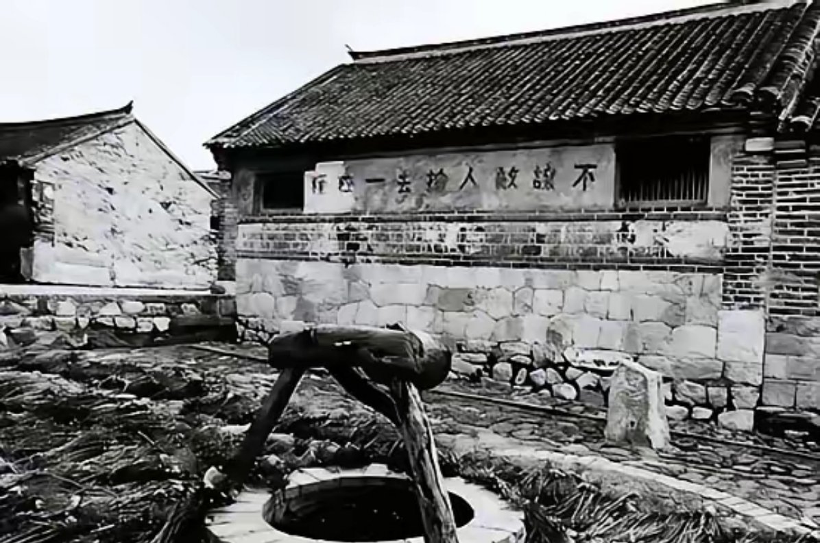 1943年庞炳勋投降日寇，为表忠心，丧心病狂的他竟用铡刀残杀36名被俘八路军，将