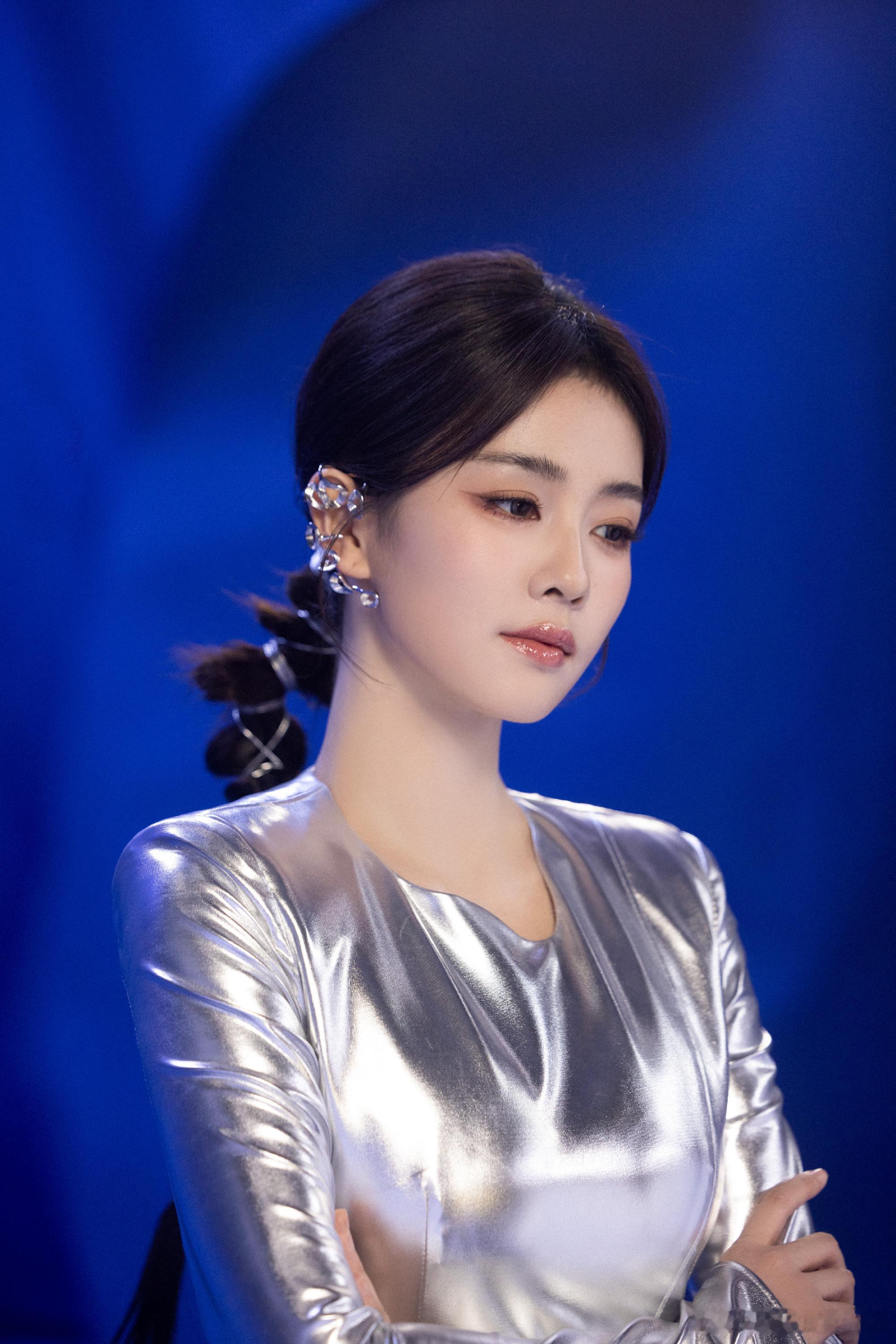 白鹿科技感未来女战士白鹿银色全包耳钉白鹿银色全包耳钉，科技感未来女战士既视感