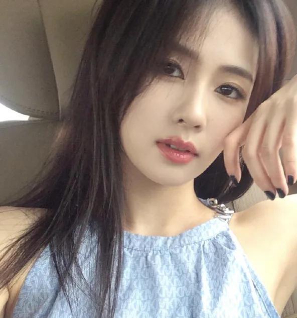 白鹿（图1）和吴谨言（图2）刚大火的时候，很多人都在质疑凭什么，更多的是运气好罢