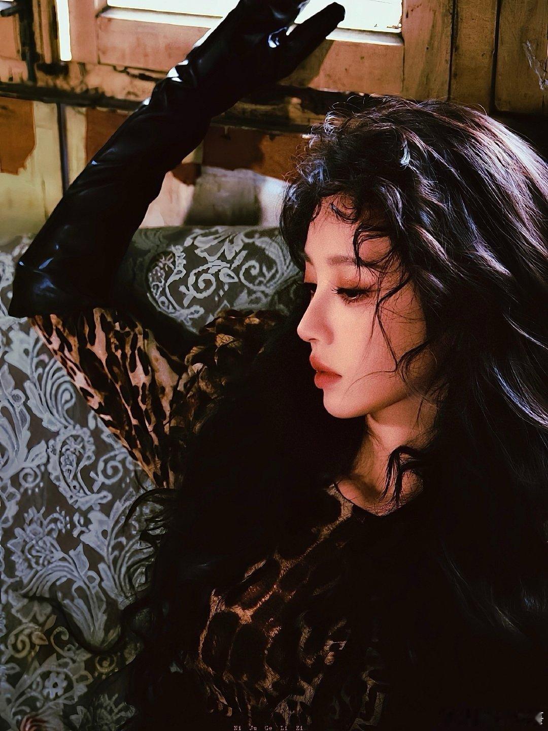 田曦薇被田曦薇的飞吻迷倒了尖叫之夜红毯被田曦薇的飞吻拿捏了！状态好到发光，一个