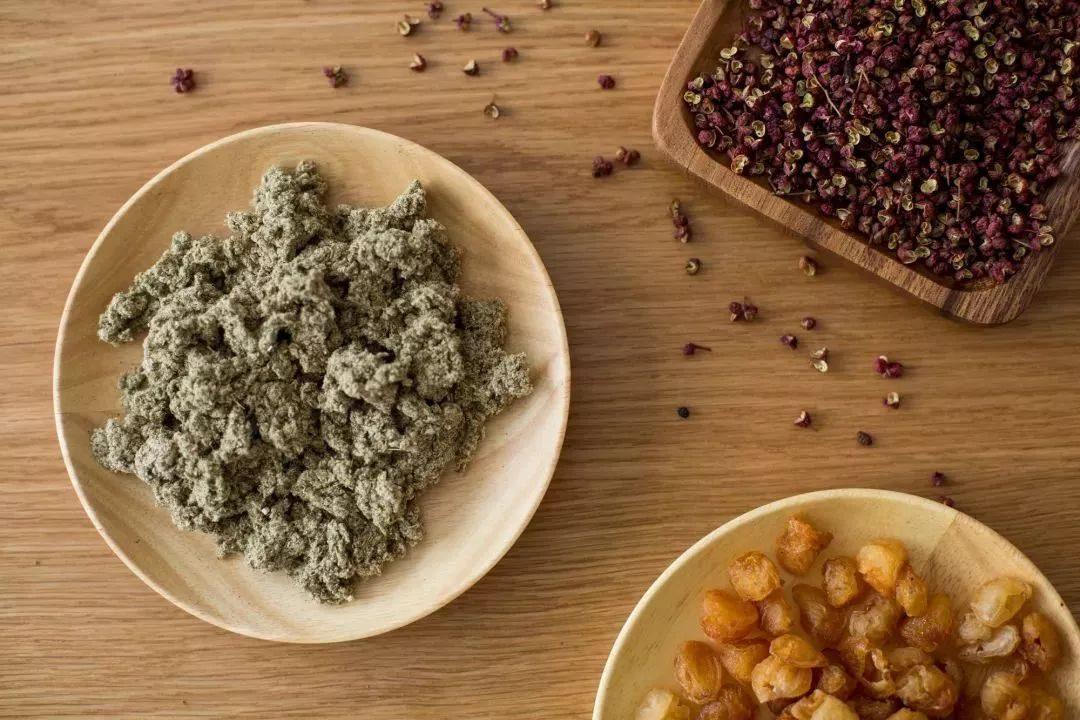 夏天阳气最旺别浪费！用它贴肚脐，暖到骨子里，虚寒体质超受用中医讲"春夏养阳"