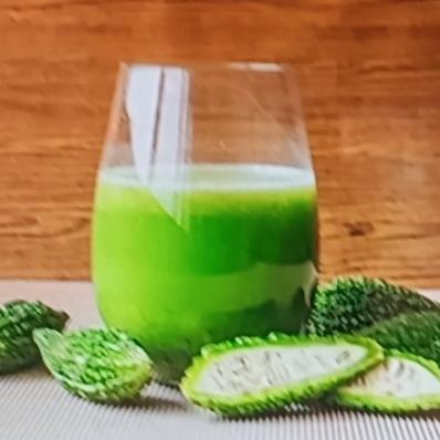 苦瓜泡水好处多多，堪称养生利器。夏天喝它，清热解暑一流。苦瓜性寒，苦瓜素能扩张皮