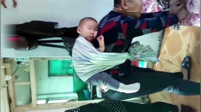 实拍: 为了哄儿子睡觉宝爸也是拼, 网友: 知道媳妇不容易了吧