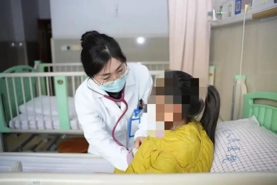 万万没想到！浙江一小女孩穿上新鞋，一个习惯性日常举动后，突然高烧不退，全身都感染