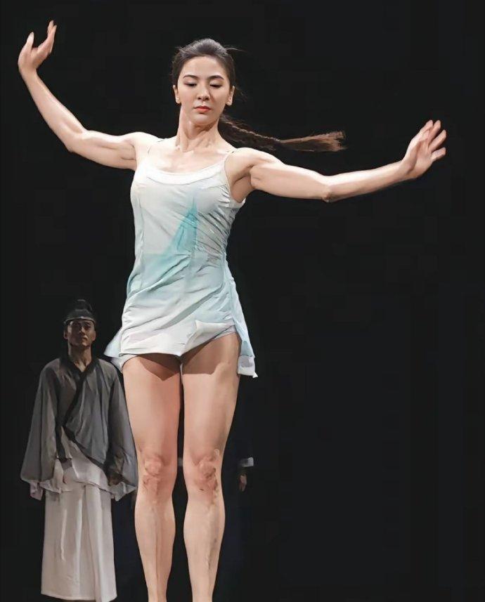 看脸以为是娇滴滴的“林妹妹”，视线往下移，这硬核的肌肉线条直接把我震撼了！🤯穿