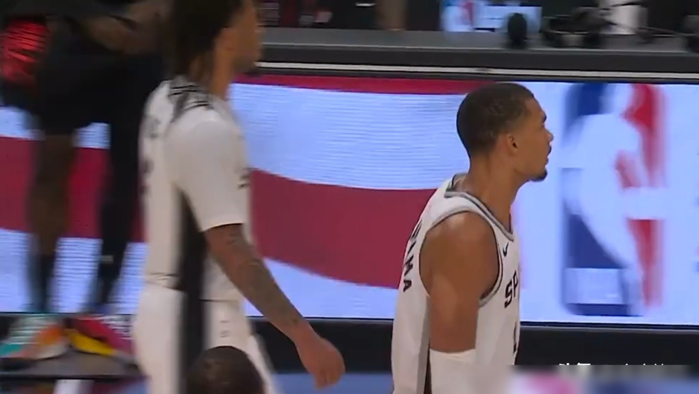 教练都准备放弃了，半场被骂“软蛋”的文班亚马，只用一节就让全场起立。...