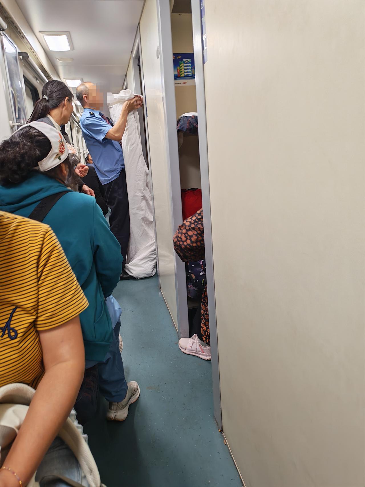 原来火车上这样叠被个矮，真不行个矮当不了乘务员吗？