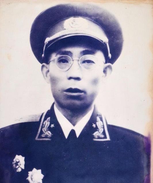 1939年，八路军715团打了胜仗，团长看中了一支手枪，想留着，政委却坚持上交，