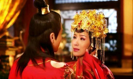 1464年，17岁的明宪宗轻轻地解开34岁万贵妃的衣衫，他看到万贵妃细白软嫩的肌