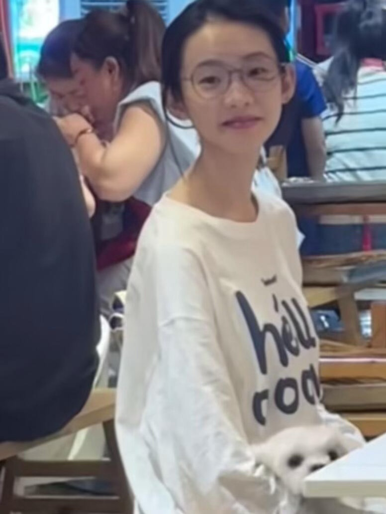 偶遇张艺凡，素颜好清纯