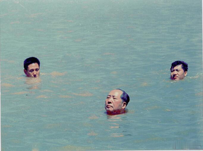1966年7月，毛泽东横渡长江1966年7月16日，73岁的毛泽东在武汉最后一次