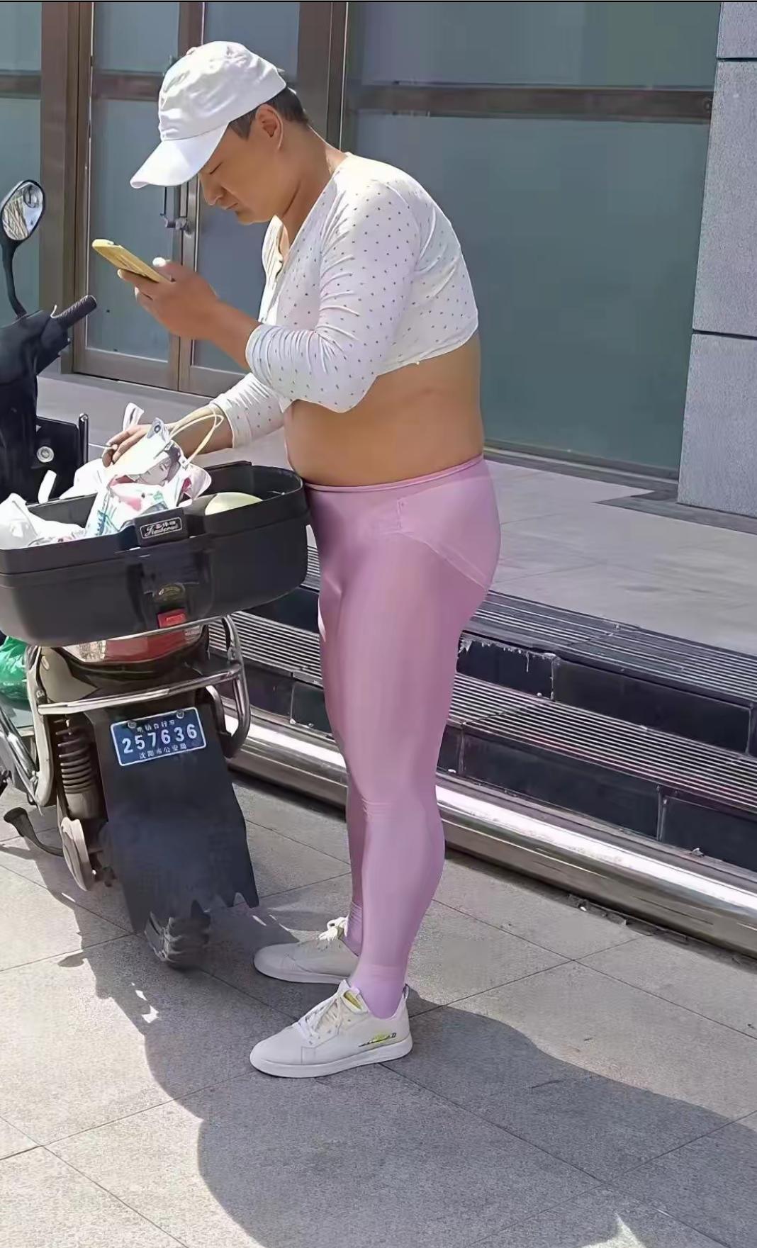 大热天，穿这么紧身裤子，不难受吗？