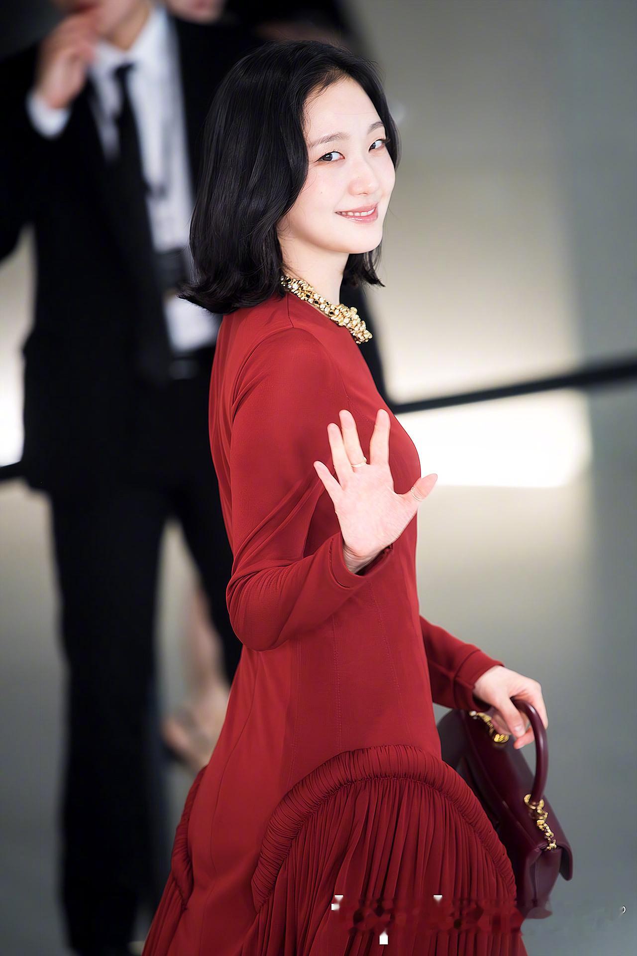 金高银CHANEL香奈儿首尔大秀，一身红色长裙，简洁优雅的美。🌹🍷时