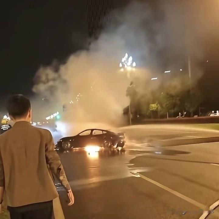 传小米SU7再出事故！现场施救者：车门打不开救援失败，驾驶员被活活烧死！雷军快出