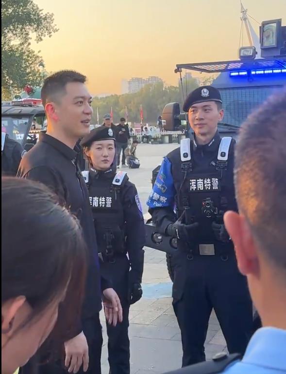 哈哈，杨鸣是真的一点明星架子没有，听说浑南有个特警长得特别帅很像自己，被网友说是