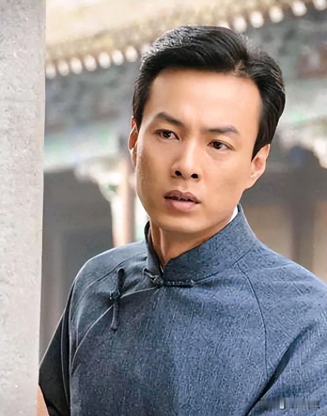 人长得帅，有20多年的表演经验，却始终不温不火，偏偏就是跟红无缘。他今年50岁